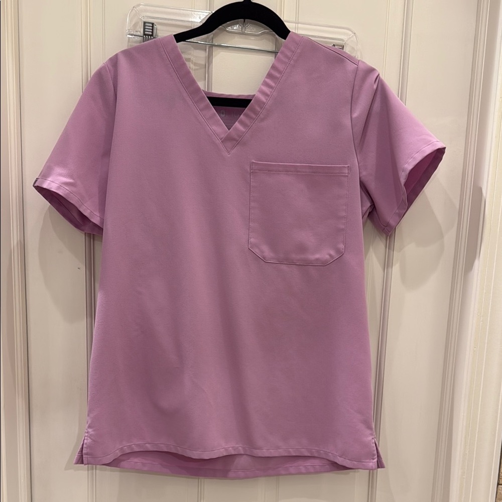 FIGS women’s one pocket scrub top